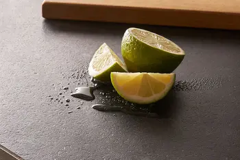 Limetten auf einer Granitarbeitsplatte zeigen die hohe Säureresistenz