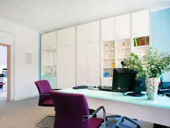Behandlungszimmer einer Hausarztpraxis mit viel Stauraum