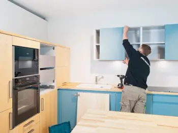 Ein Mitarbeiter von Möbel Wolfrath demontiert eine Küche.