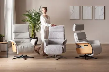 Drei Relaxsessel nebeinander, der linke in beigem Leder, die anderen beiden in grauem Stoff.