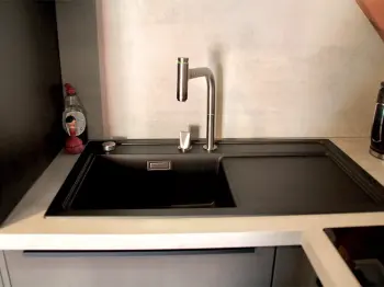 Waschbecken in einer Single-Küche