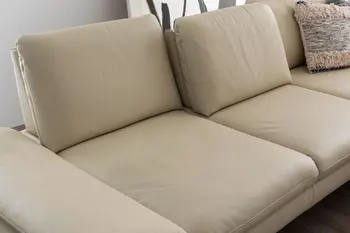 Beiges Designsofa mit verstellbaren Rückenlehnen.