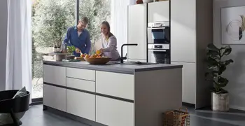 Paar kocht in moderner Kücke