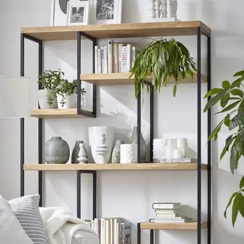 Modernes Regal aus Massivholz und schwarzen Metallelementen dekoriert mit Blumen und vielen Vasen.