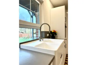 Spüle innerhalb einer Einbauküche