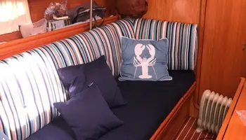 Gestreifte Polsterbank mit Hummer-Kissen auf Boot