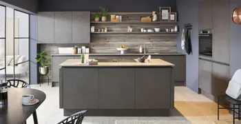 Frau genießt ein Getränk in eine Betonküche