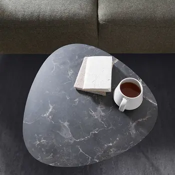 Vogelperspektive von Beistelltisch vor Sofa mit Kaffee und Buch.