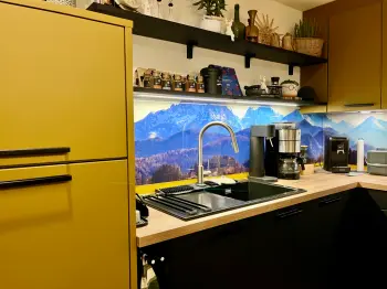 Moderne Küche mit einer farbenprächtigen Nischenverkleidung