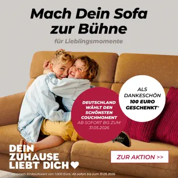 Zwei Kinder kuscheln lachend auf einem Sofa – Kampagne ‚Mach Dein Sofa zur Bühne für Lieblingsmomente‘ mit 100 Euro Gutschein-Aktion bis 31.05.2026