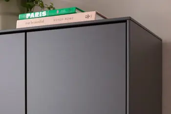 Detailaufnahme einer schwarzen Schranktür