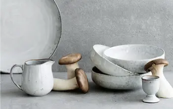 Modernes Geschirr-Set in Steinoptik mit Pilzen dekoriert