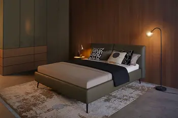 Grünes Design Polsterbett aus Leder in einem stilvollen Schlafzimmer mit farblich passendem Kleiderschrank.