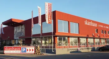 Skanhaus Firmengebaeude mit Parkplatzschild,