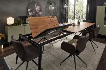 Großer moderner Esstisch, bei dem eine innenliegende Verlängerungsplatte angebracht wird.