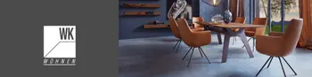 Essgruppe mit modischem Tisch mit Holzplatte und schwarz matten Metallfüßen. Drumherum stehen Stühle mit braunem Lederbezug von WK Wohnen. Links neben dem Bild ist das Logo WK Wohnen auf grauem Hintergrund.&nbsp;