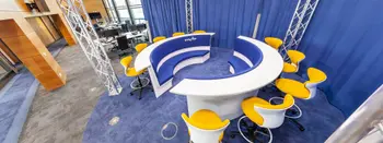 Sitzrunde für Talkshow blau-gelb