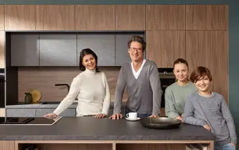 global-kueche-ueber-global-familie-vor-holzkueche.webp