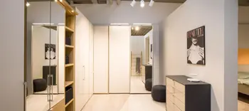 Kleiderschrank in Möbelausstellung