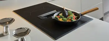 Kochfeld einer kompakten Küche mit Gemüsepfanne