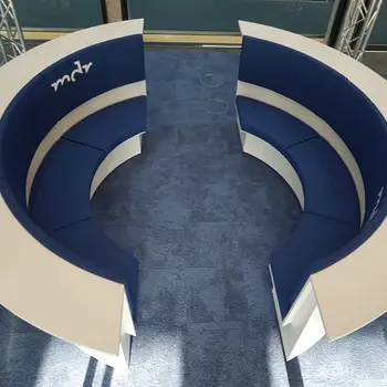 Sitzmöbel für ein TV-Studio, rund und gepolstert