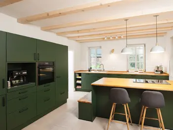 Moderne Küche mit großzügiger Kochinsel