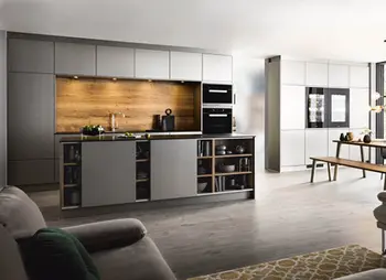 Moderne Inselküche mit grauen Fronten