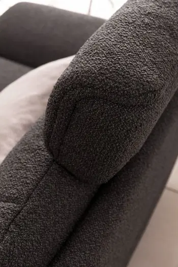 Graue Kopfstütze eines Sofas in Nahansicht.