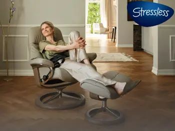 Frau im Relaxsessel von Stressless