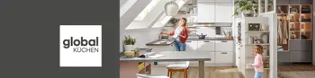 Eine Frau steht in einer weißen Küche mit Dachschräge und beobachtet ihr Kind. Links neben dem Bild ist das Global Küchen Logo auf grauem Hintergrund abgebildet.&nbsp;