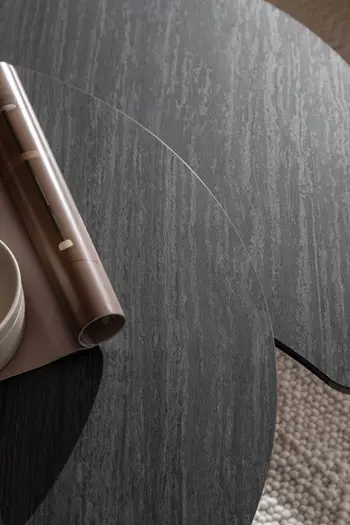 Oberfläche eines schwarzen Design Couchtisches.