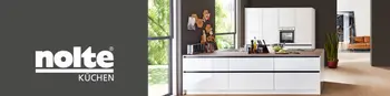 Moderne grifflose Küche mit weißen Fronten und Arbeitsplatte aus Holz. Link neben der Küche, auf grauem Hintergrund, das Nolte Küchen Logo.&nbsp;