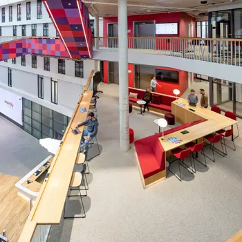 Sitzmöbel mit roter Polsterung