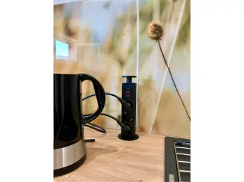 Eine Steckdosenleiste in einer Küche