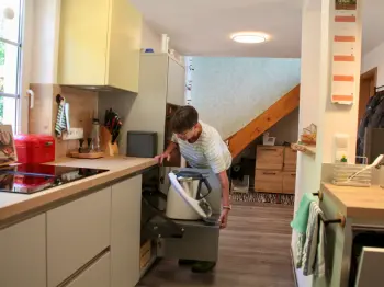 Frau Möwe nutzt Geräte in Ihrer Küche