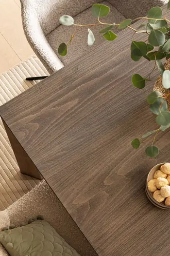 Platte eines Esstisches aus Massiver Buche von oben.