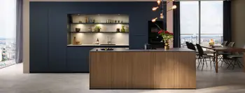 Eine gut beleutete Küche in edlem Design