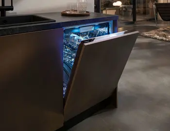 Geöffneter Geschirrspüler von Siemens integriert in einen Küchenschrank.&nbsp;