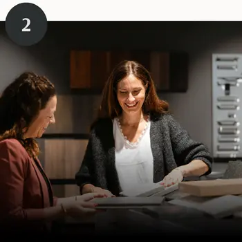 Zwei Frauen bei der Küchenplanung und aussuchen von Arbeitsplatten.