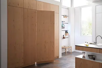 In Täfelung versteckte Tür zum abgetrennten Büro