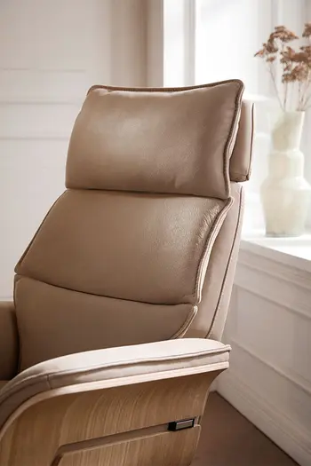 Beiger Design Relaxsessel mit Holzschale an der Armlehne.