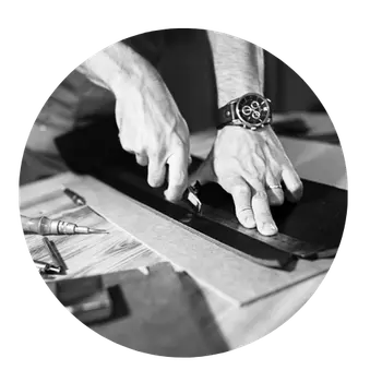 Leder, das in einer Produktionsstätte bearbeitet wird.