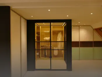 Einbauschrank mit Beleuchtung und Dachschräge