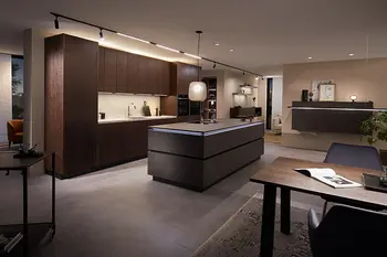 Große dunkle Holzküche mit hellen Marmorarbeitsplatten