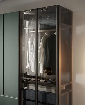 Glastüren verleihen einem großen Kleiderschrank mehr Leichtigkeit.