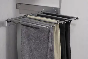 Silberner Hosenauszug in einem Kleiderschrank, auf dem mehrere Hosen hängen.
