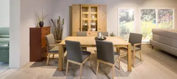 Esszimmermöbel in der Möbelausstellung, Rietberger, Tisch und Stühle mit Vitrine und Sideboard