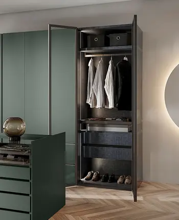 Die integrierte Beleuchtung verleiht dem Kleiderschrank einen edlen Touch und hilft dabei, die Übersicht zu behalten.