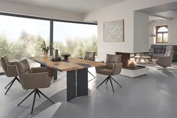 Frontal Ansicht auf einen Design Esstisch aus Massivholz mit Epoxidharzfüllungen und schwarzem Tischgestell.