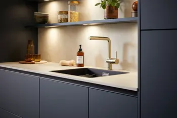 Blaue Designküche mit Einbauspüle.